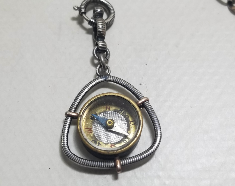 SAVAT İŞÇİLİKLİ VE PUSULALI ANTİKA GÜMÜŞ CEP SAATİ KÖSTEĞİ