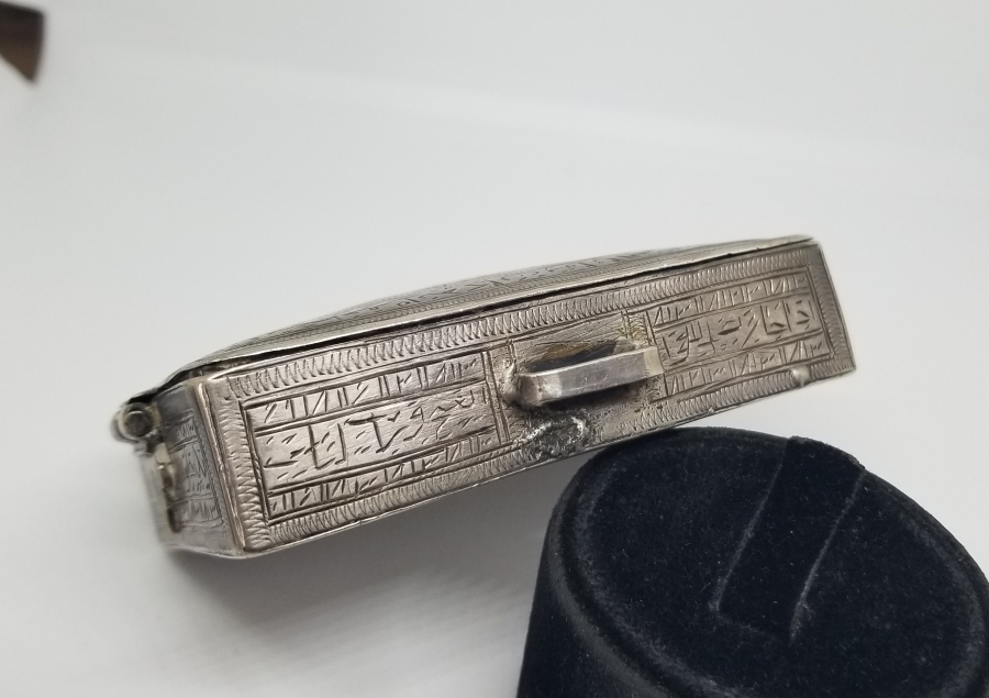 OSMANLI DÖNEMİ DEV BOYDA ÜZERİ TILSIMLI ÇOK NADİR GÜMÜŞ SANCAK ENAM-I ŞERİF KABI