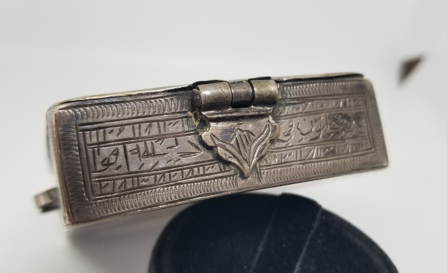 OSMANLI DÖNEMİ DEV BOYDA ÜZERİ TILSIMLI ÇOK NADİR GÜMÜŞ SANCAK ENAM-I ŞERİF KABI