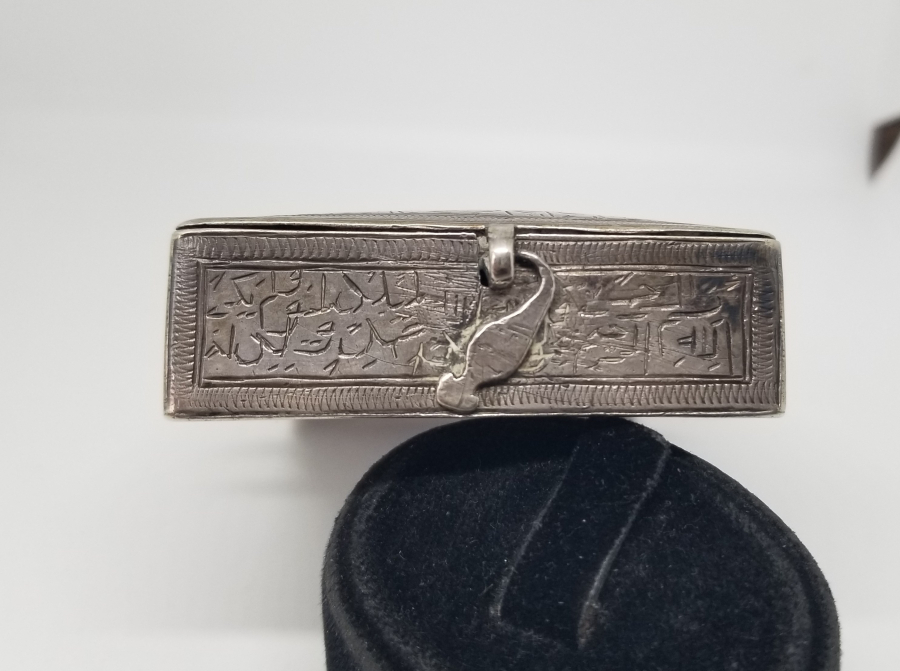 OSMANLI DÖNEMİ DEV BOYDA ÜZERİ TILSIMLI ÇOK NADİR GÜMÜŞ SANCAK ENAM-I ŞERİF KABI