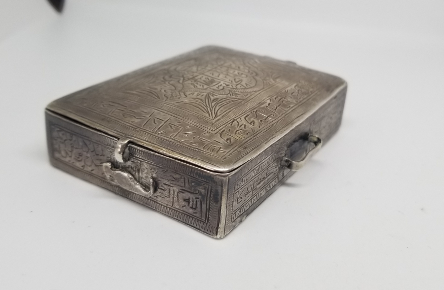 OSMANLI DÖNEMİ DEV BOYDA ÜZERİ TILSIMLI ÇOK NADİR GÜMÜŞ SANCAK ENAM-I ŞERİF KABI