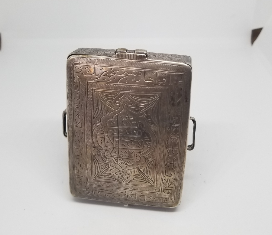 OSMANLI DÖNEMİ DEV BOYDA ÜZERİ TILSIMLI ÇOK NADİR GÜMÜŞ SANCAK ENAM-I ŞERİF KABI