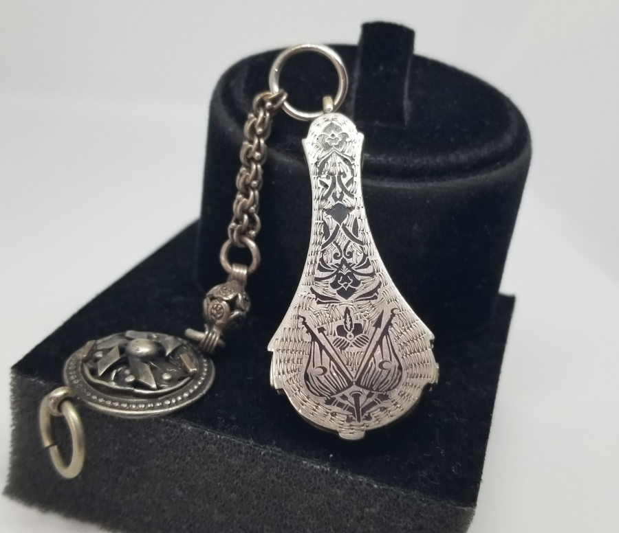 ÜZERİNDE OSMANLI DEVLET ARMASI VE SALTANAT ÇELENGİ BULUNAN GÜMÜŞ MÜHÜR MUHAFAZASI