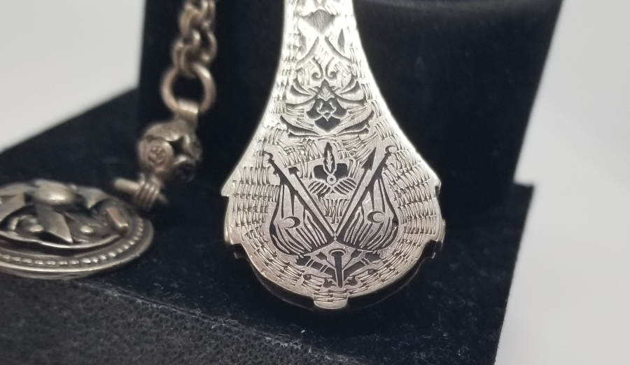 ÜZERİNDE OSMANLI DEVLET ARMASI VE SALTANAT ÇELENGİ BULUNAN GÜMÜŞ MÜHÜR MUHAFAZASI