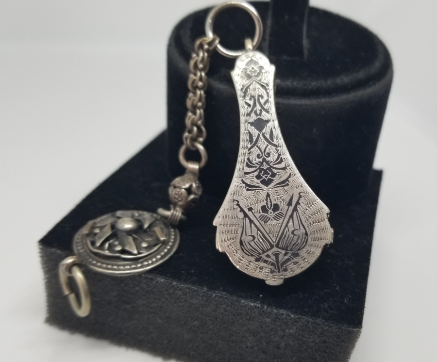 ÜZERİNDE OSMANLI DEVLET ARMASI VE SALTANAT ÇELENGİ BULUNAN GÜMÜŞ MÜHÜR MUHAFAZASI