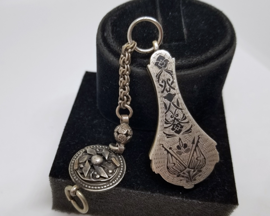 ÜZERİNDE OSMANLI DEVLET ARMASI VE SALTANAT ÇELENGİ BULUNAN GÜMÜŞ MÜHÜR MUHAFAZASI