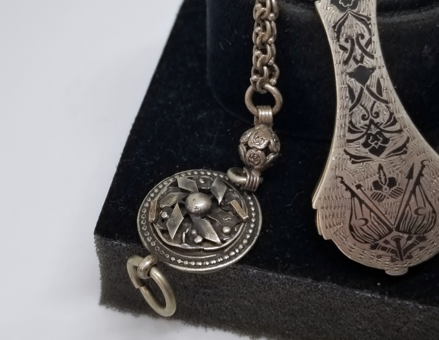 ÜZERİNDE OSMANLI DEVLET ARMASI VE SALTANAT ÇELENGİ BULUNAN GÜMÜŞ MÜHÜR MUHAFAZASI