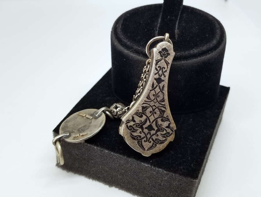 ÜZERİNDE OSMANLI DEVLET ARMASI VE SALTANAT ÇELENGİ BULUNAN GÜMÜŞ MÜHÜR MUHAFAZASI