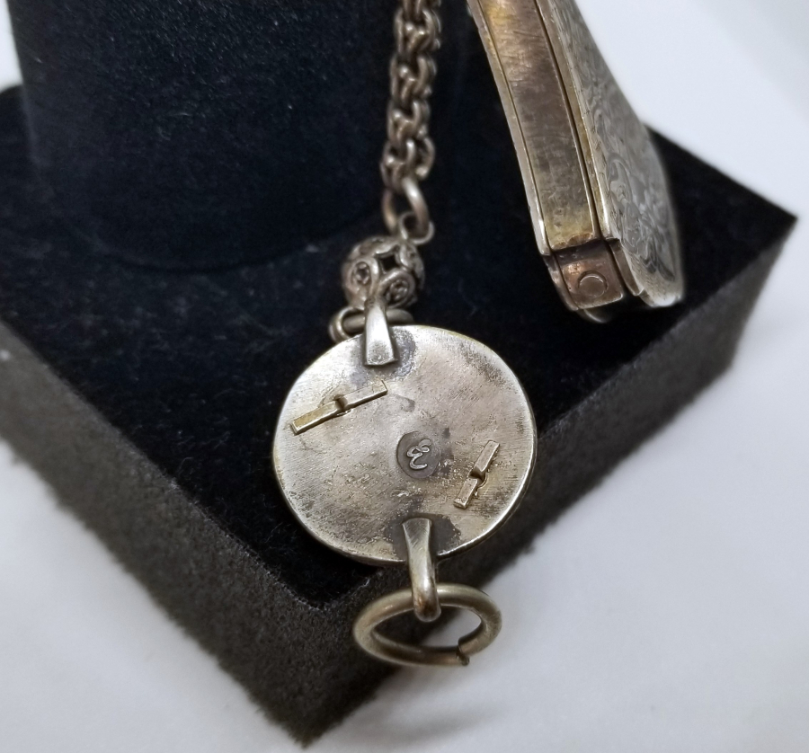 ÜZERİNDE OSMANLI DEVLET ARMASI VE SALTANAT ÇELENGİ BULUNAN GÜMÜŞ MÜHÜR MUHAFAZASI