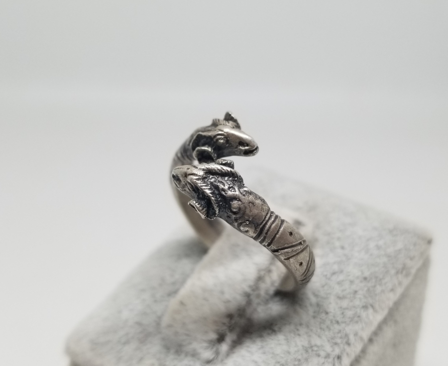 KOÇ BAŞI FORMUNDA YAPILMIŞ KABARTMA İŞÇİLİKLİ GÜMÜŞ YÜZÜK