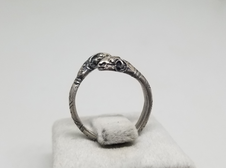 KOÇ BAŞI FORMUNDA YAPILMIŞ KABARTMA İŞÇİLİKLİ GÜMÜŞ YÜZÜK