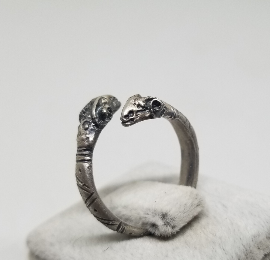 KOÇ BAŞI FORMUNDA YAPILMIŞ KABARTMA İŞÇİLİKLİ GÜMÜŞ YÜZÜK