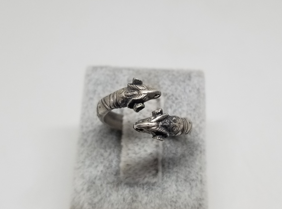 KOÇ BAŞI FORMUNDA YAPILMIŞ KABARTMA İŞÇİLİKLİ GÜMÜŞ YÜZÜK