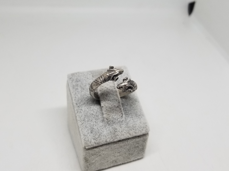 KOÇ BAŞI FORMUNDA YAPILMIŞ KABARTMA İŞÇİLİKLİ GÜMÜŞ YÜZÜK