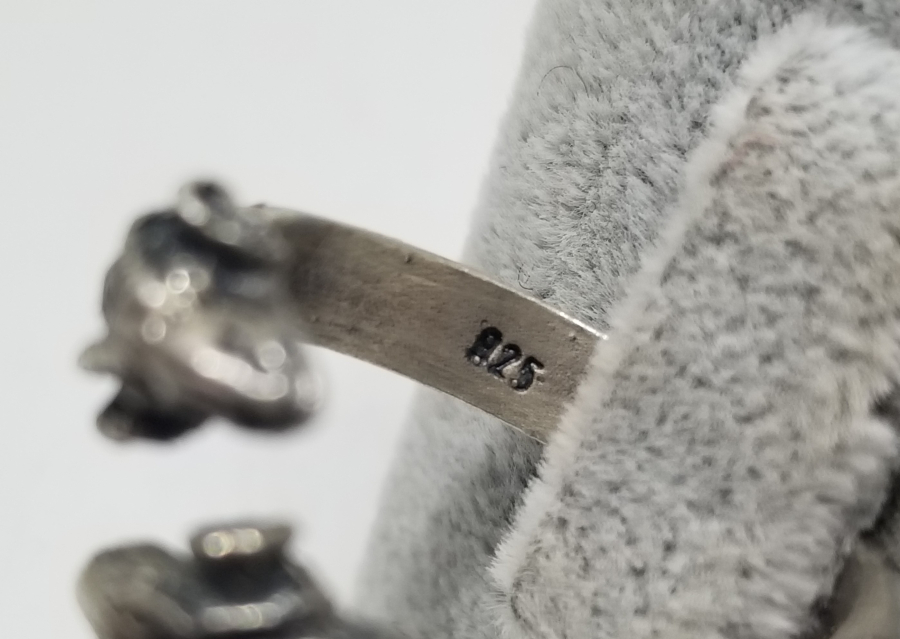 KOÇ BAŞI FORMUNDA YAPILMIŞ KABARTMA İŞÇİLİKLİ GÜMÜŞ YÜZÜK