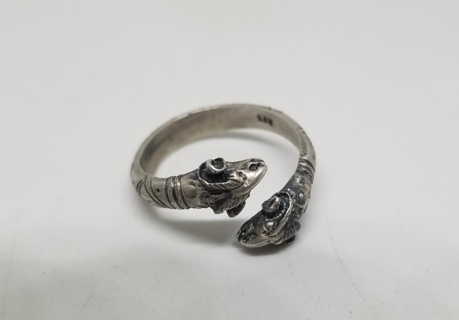 KOÇ BAŞI FORMUNDA YAPILMIŞ KABARTMA İŞÇİLİKLİ GÜMÜŞ YÜZÜK