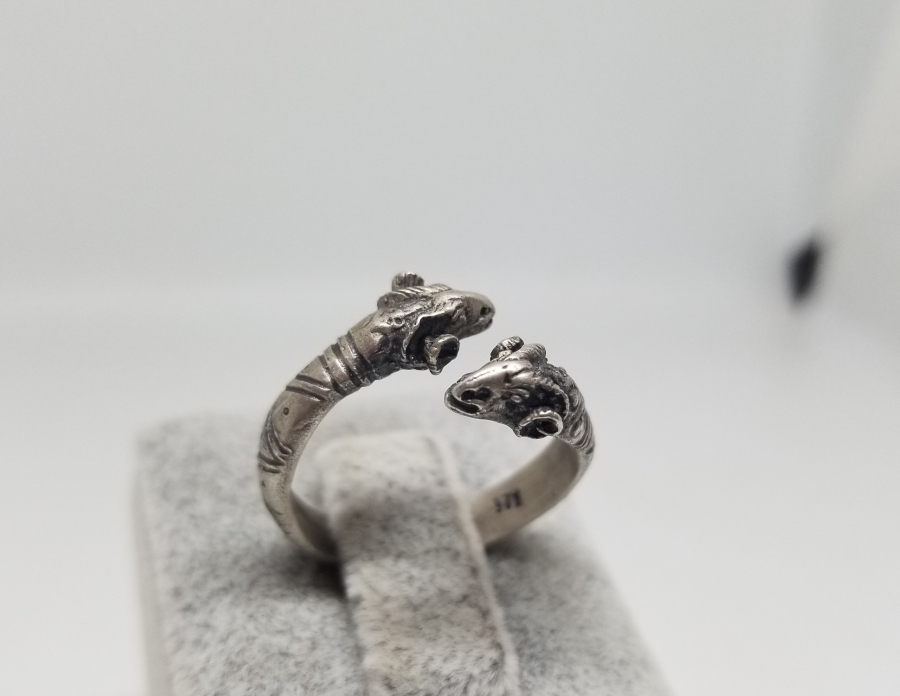 KOÇ BAŞI FORMUNDA YAPILMIŞ KABARTMA İŞÇİLİKLİ GÜMÜŞ YÜZÜK