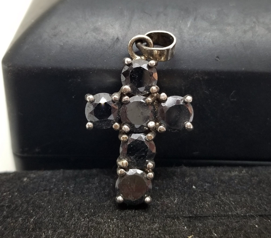 GRANAT TAŞLI HAÇ FORMLU GÜMÜŞ KOLYE UCU