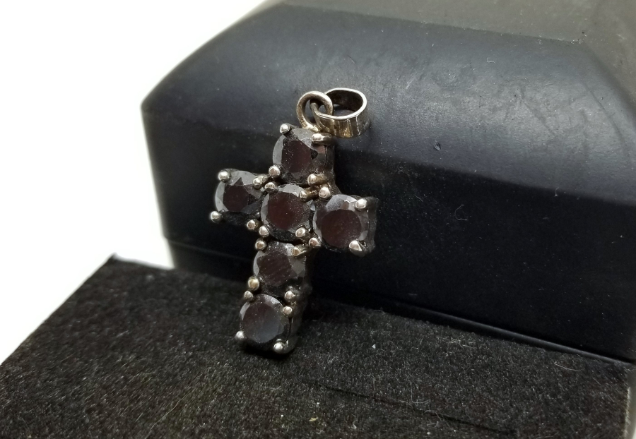 GRANAT TAŞLI HAÇ FORMLU GÜMÜŞ KOLYE UCU