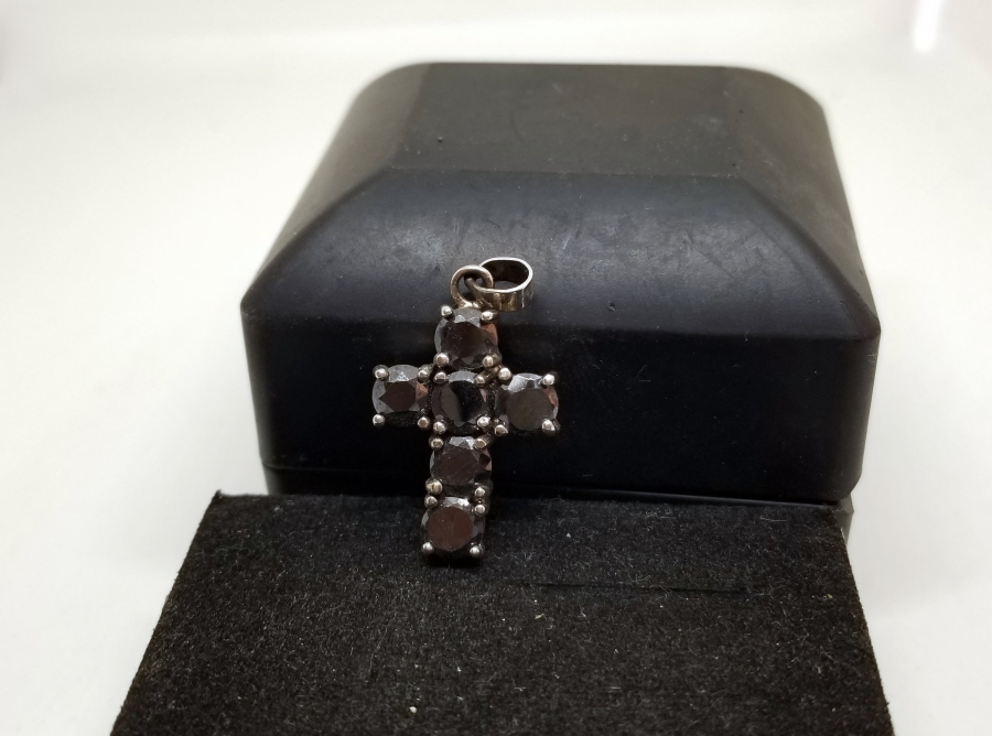 GRANAT TAŞLI HAÇ FORMLU GÜMÜŞ KOLYE UCU