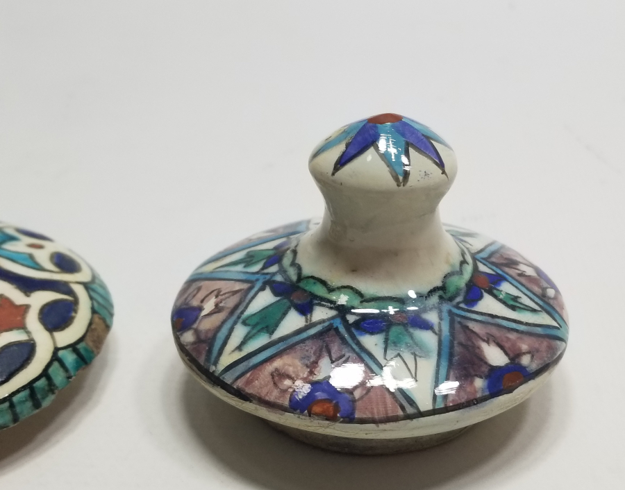 OSMANLI DÖNEMİ EL BOYAMA KÜTAHYA İKİ ADET SÜRAHİ KAPAĞI