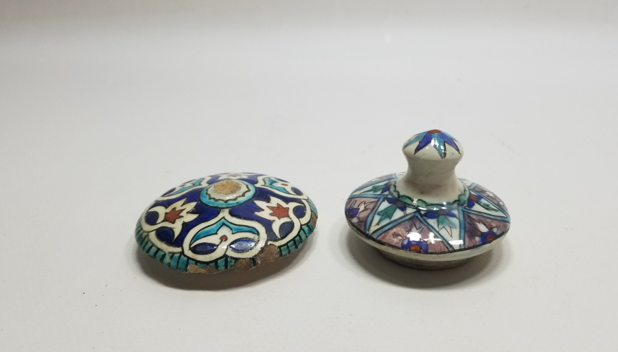 OSMANLI DÖNEMİ EL BOYAMA KÜTAHYA İKİ ADET SÜRAHİ KAPAĞI