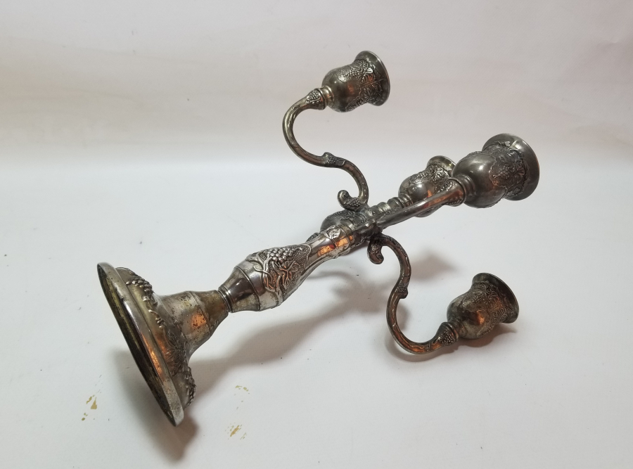 KABARTMA İŞÇİLİKLİ GÜMÜŞ KAPLAMA ANTİKA ŞAMDAN