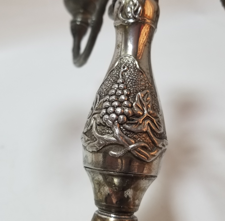 KABARTMA İŞÇİLİKLİ GÜMÜŞ KAPLAMA ANTİKA ŞAMDAN