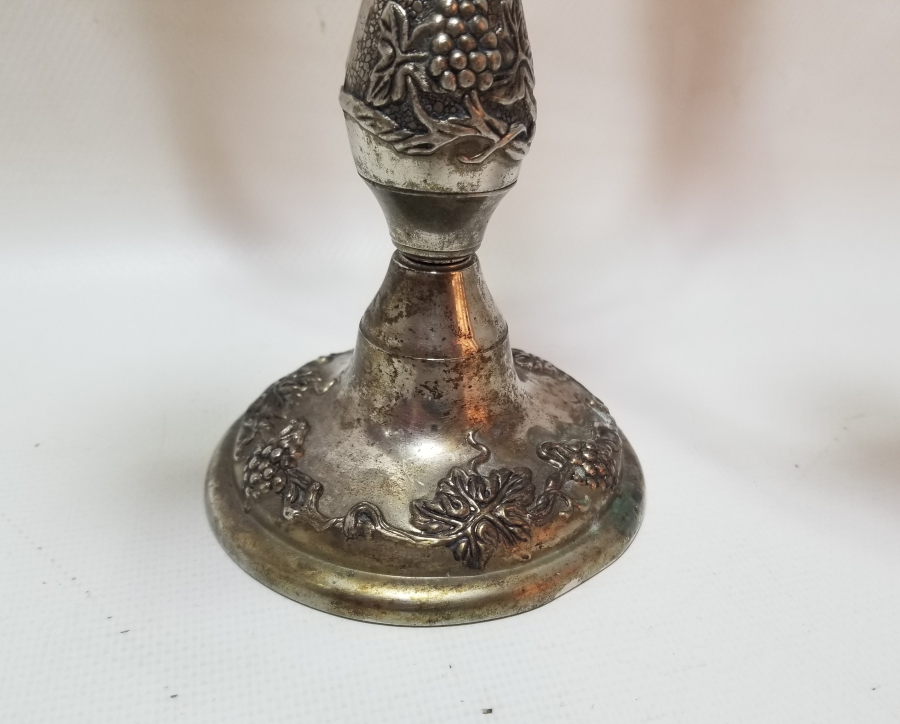 KABARTMA İŞÇİLİKLİ GÜMÜŞ KAPLAMA ANTİKA ŞAMDAN