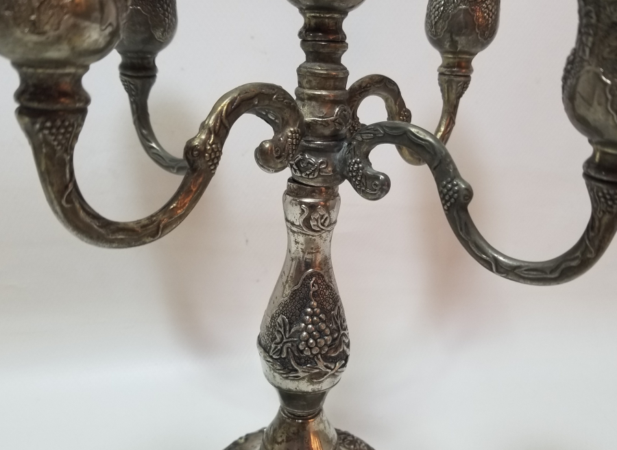 KABARTMA İŞÇİLİKLİ GÜMÜŞ KAPLAMA ANTİKA ŞAMDAN