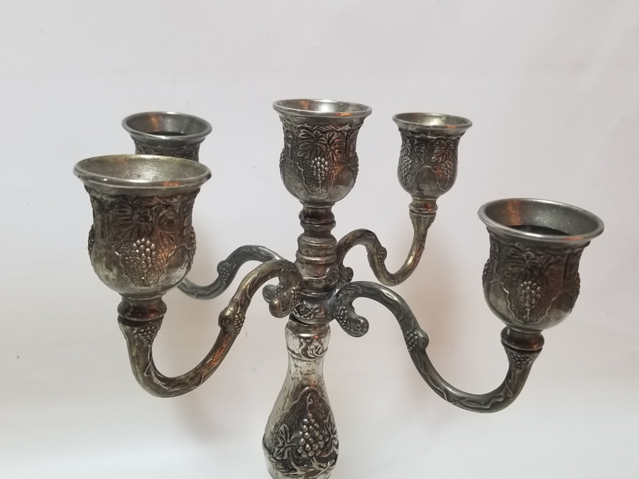 KABARTMA İŞÇİLİKLİ GÜMÜŞ KAPLAMA ANTİKA ŞAMDAN