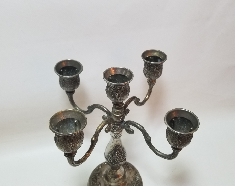 KABARTMA İŞÇİLİKLİ GÜMÜŞ KAPLAMA ANTİKA ŞAMDAN