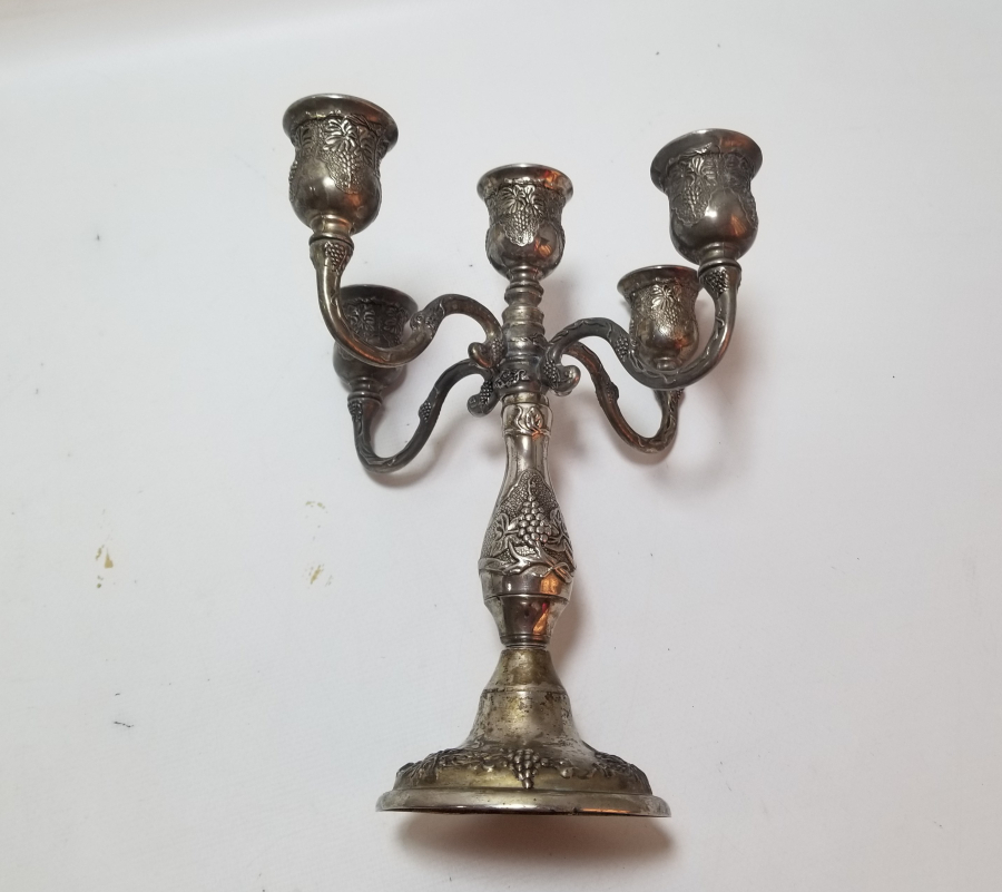 KABARTMA İŞÇİLİKLİ GÜMÜŞ KAPLAMA ANTİKA ŞAMDAN