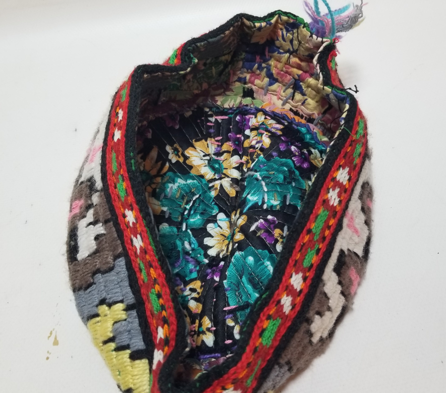 ÜZERİNDE BOY FİGÜRÜ BULUNAN YÖRÜK İŞİ ANTİKA NADİR DAMAT TAKKESİ