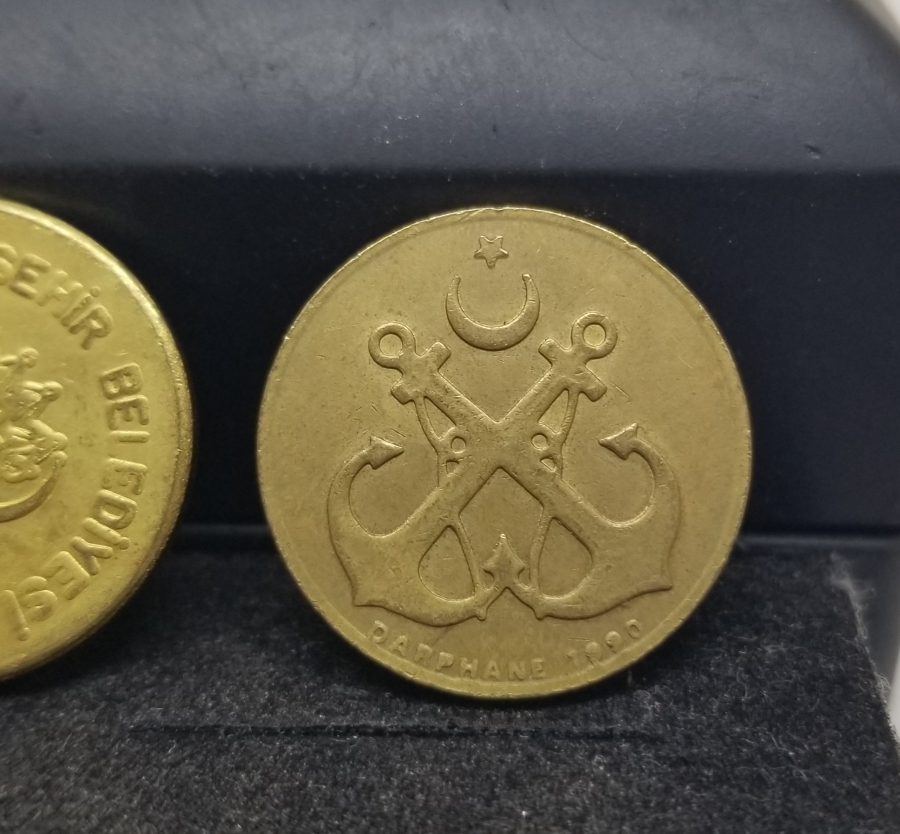 İKİ ADET ANTİKA JETON