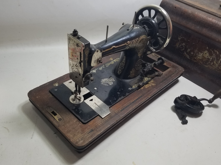 OSMANLI DÖNEMİ ORİJİNAL KUTUSUNDA DİKİŞ MAKİNESİ