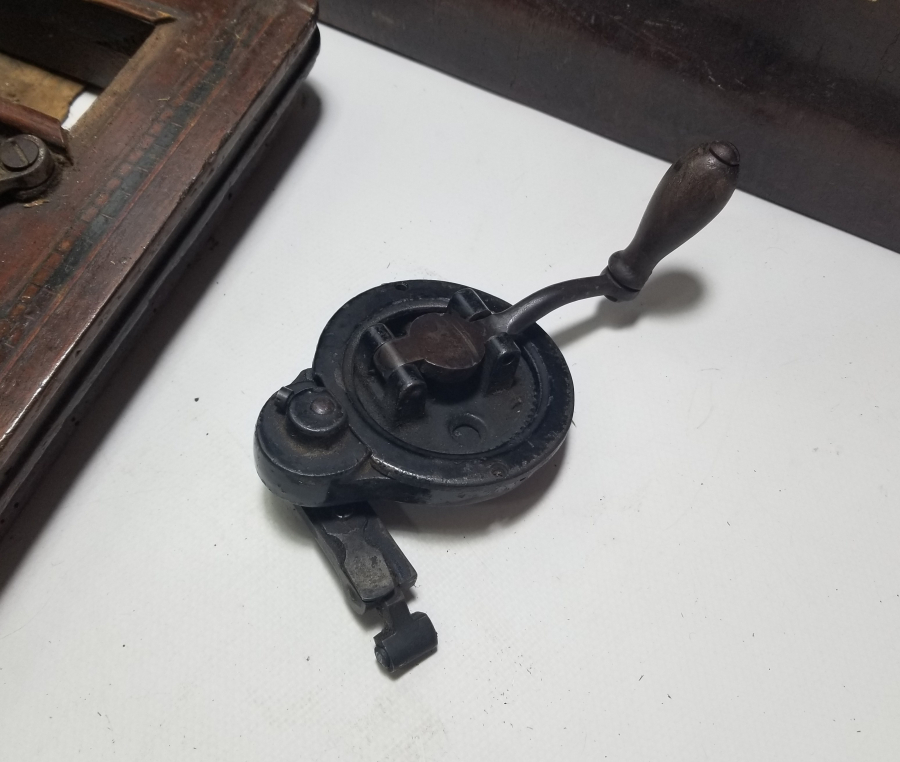 OSMANLI DÖNEMİ ORİJİNAL KUTUSUNDA DİKİŞ MAKİNESİ