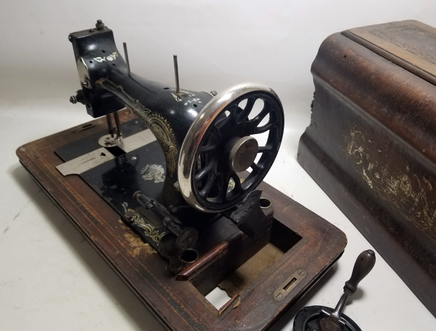 OSMANLI DÖNEMİ ORİJİNAL KUTUSUNDA DİKİŞ MAKİNESİ