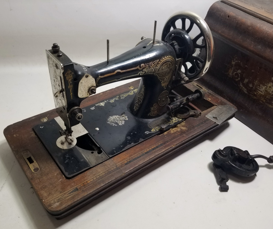 OSMANLI DÖNEMİ ORİJİNAL KUTUSUNDA DİKİŞ MAKİNESİ