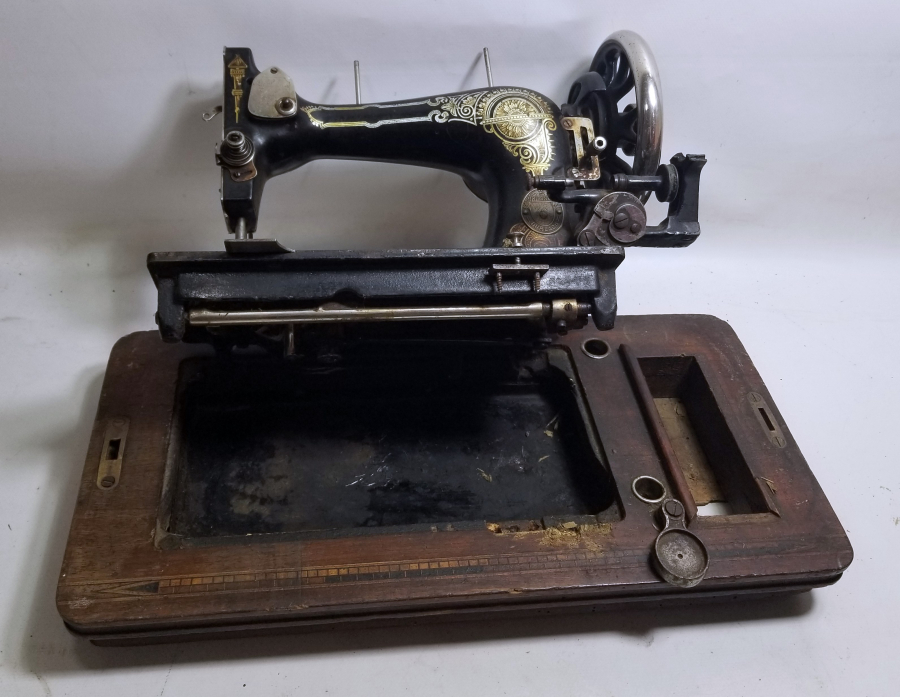 OSMANLI DÖNEMİ ORİJİNAL KUTUSUNDA DİKİŞ MAKİNESİ