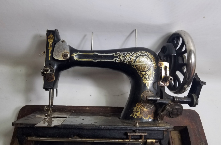 OSMANLI DÖNEMİ ORİJİNAL KUTUSUNDA DİKİŞ MAKİNESİ