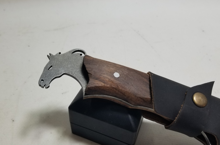 BÜYÜK BOY AHŞAP SAPLI VE AT BAŞLI KAMPÇI BIÇAĞI