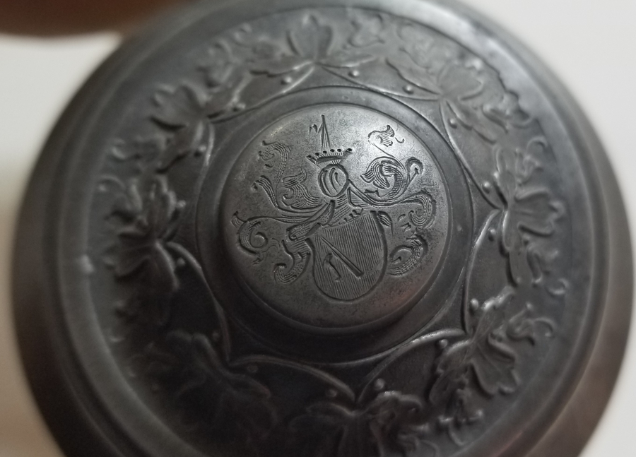 KABARTMA İŞÇİLİKLİ NADİR TİPTE ANTİKA TANKART - BİRA BARDAĞI