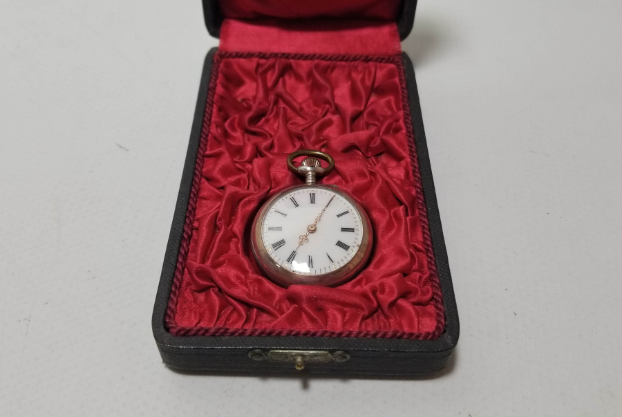 ORİJİNAL KUTUSUNDA KURMALI ANTİKA GÜMÜŞ KASA CEP SAATİ