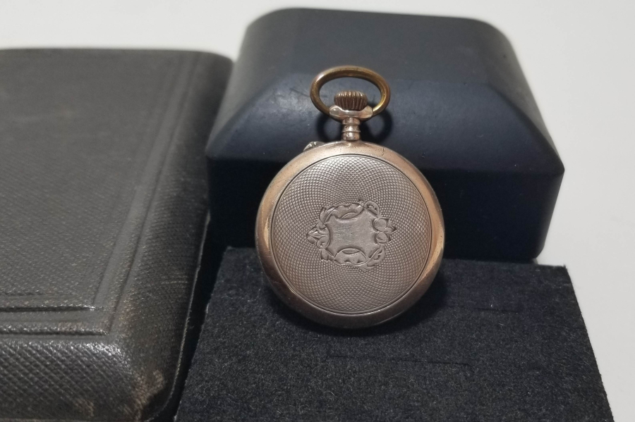 ORİJİNAL KUTUSUNDA KURMALI ANTİKA GÜMÜŞ KASA CEP SAATİ