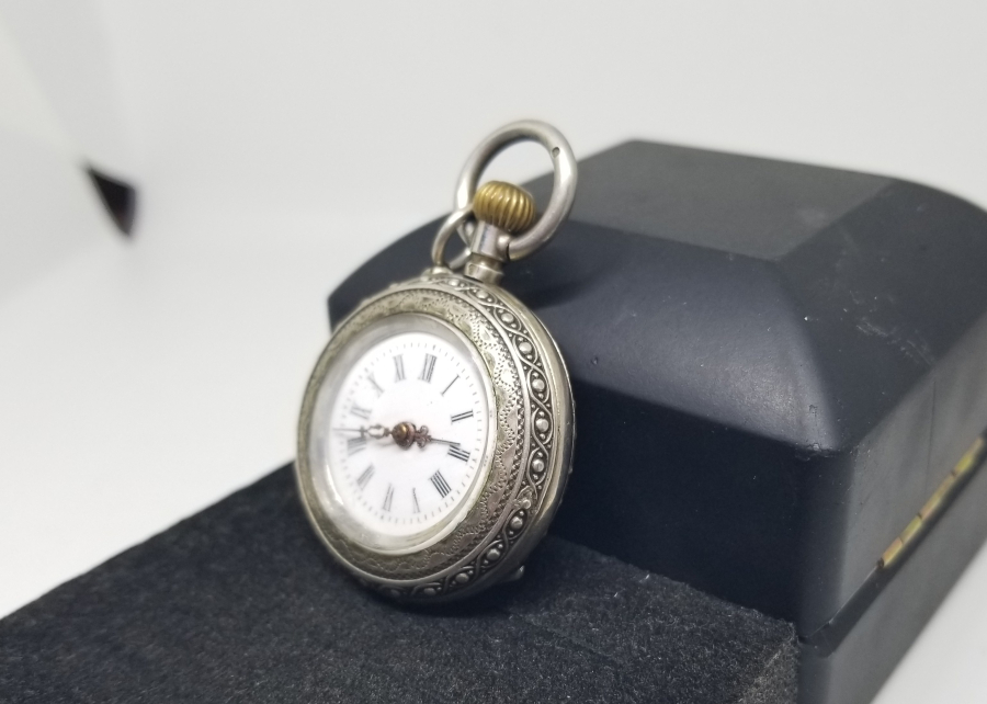 OSMANLI DÖNEMİ NADİR TİPTE KABARTMA İŞÇİLİKLİ GÜMÜŞ KASA CEP SAATİ