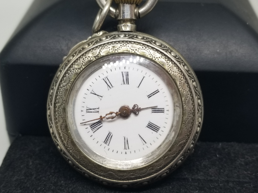 OSMANLI DÖNEMİ NADİR TİPTE KABARTMA İŞÇİLİKLİ GÜMÜŞ KASA CEP SAATİ