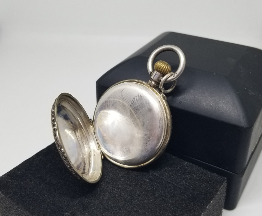 OSMANLI DÖNEMİ NADİR TİPTE KABARTMA İŞÇİLİKLİ GÜMÜŞ KASA CEP SAATİ