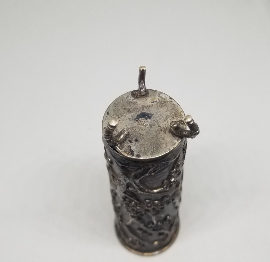 NADİR TİPTE KABARTMA İŞÇİLİKLİ GÜMÜŞ KAPLAMA UZAKDOĞU TÜTSÜLÜK