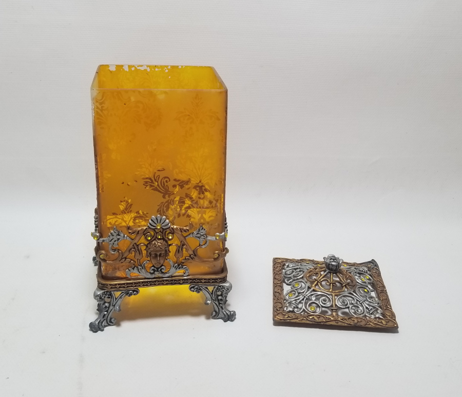 KABARTMA İŞÇİLİKLİ AVRUPA YAPIMI ANTİKA KAPAKLI CAM KUTU